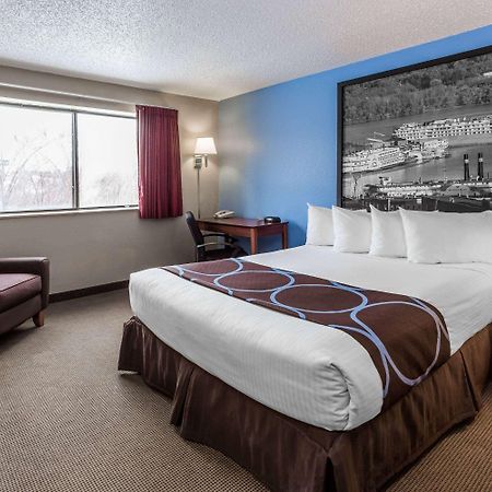 Super 8 By Wyndham Dubuque Motel Bagian luar foto