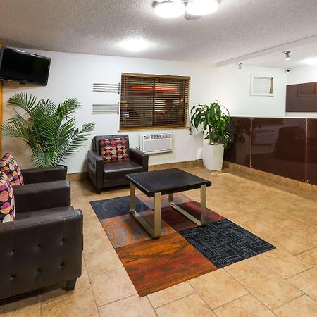 Super 8 By Wyndham Dubuque Motel Bagian luar foto