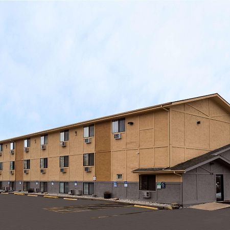 Super 8 By Wyndham Dubuque Motel Bagian luar foto