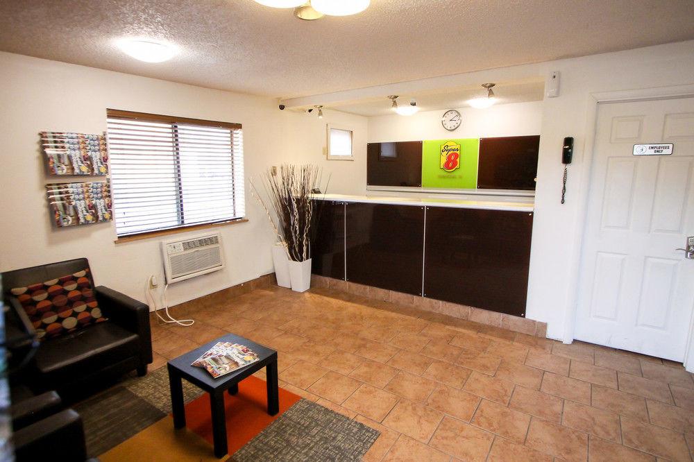 Super 8 By Wyndham Dubuque Motel Bagian luar foto