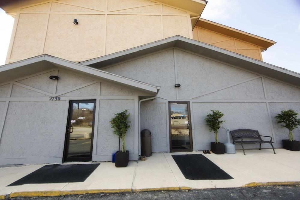 Super 8 By Wyndham Dubuque Motel Bagian luar foto