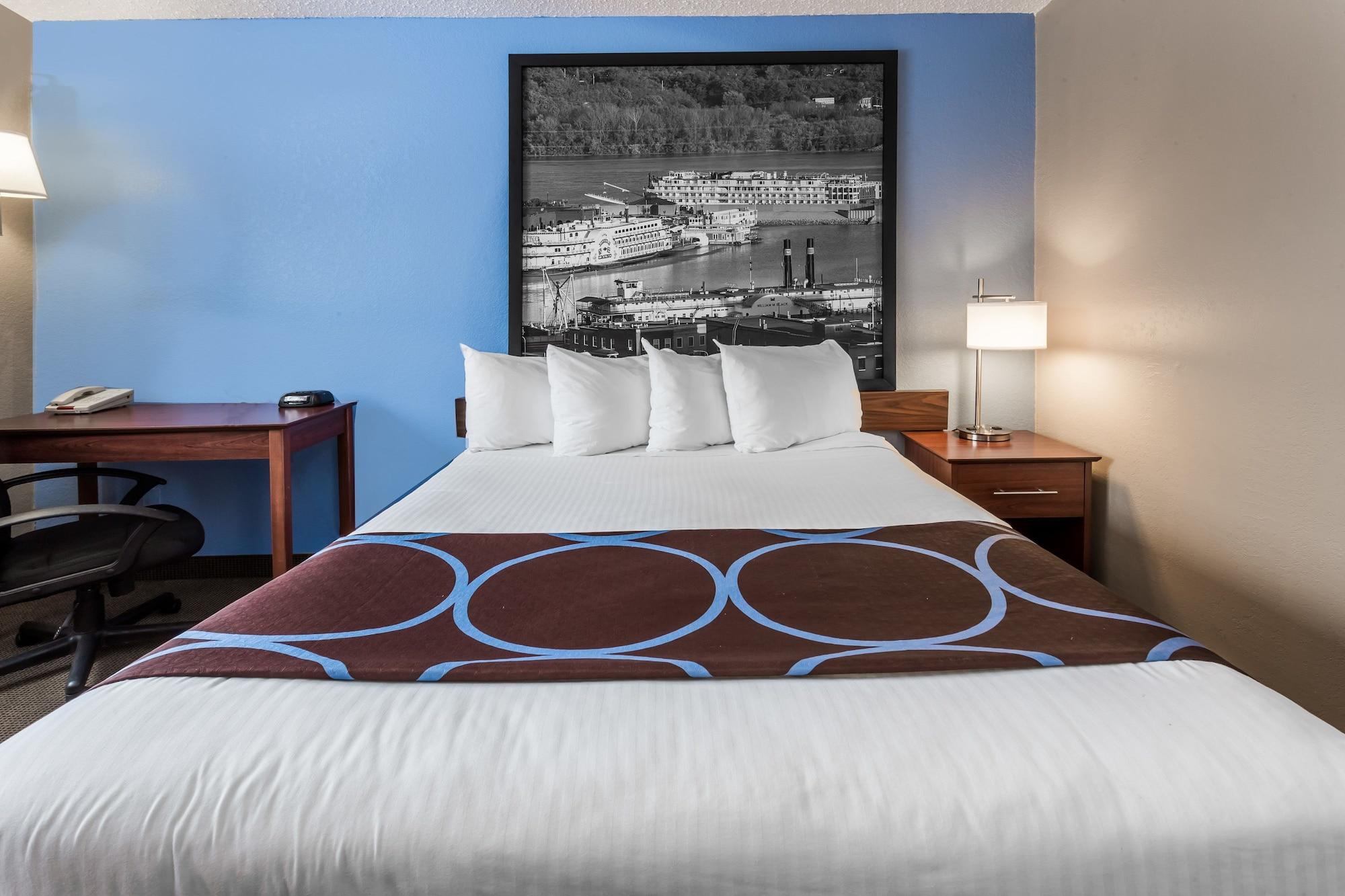 Super 8 By Wyndham Dubuque Motel Bagian luar foto