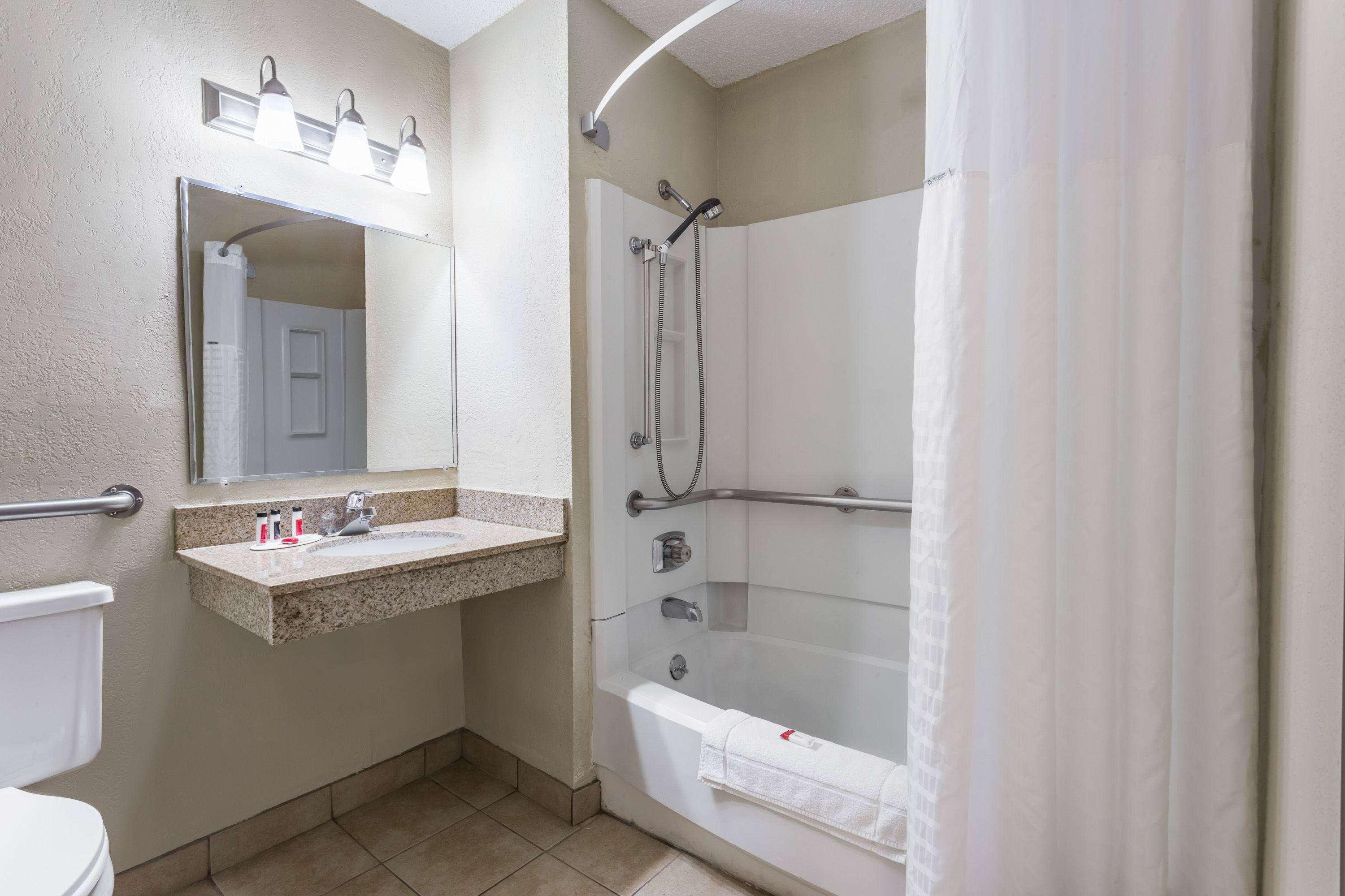 Super 8 By Wyndham Dubuque Motel Bagian luar foto