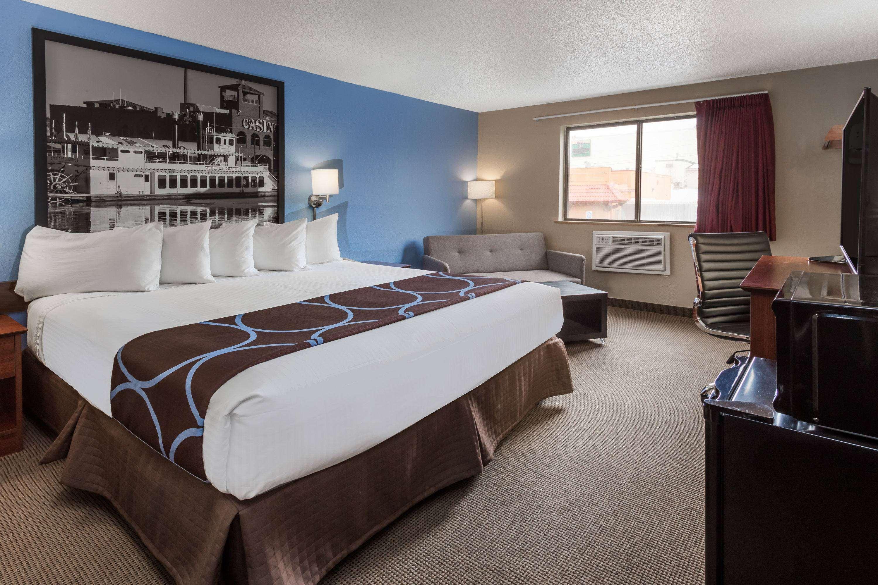 Super 8 By Wyndham Dubuque Motel Bagian luar foto