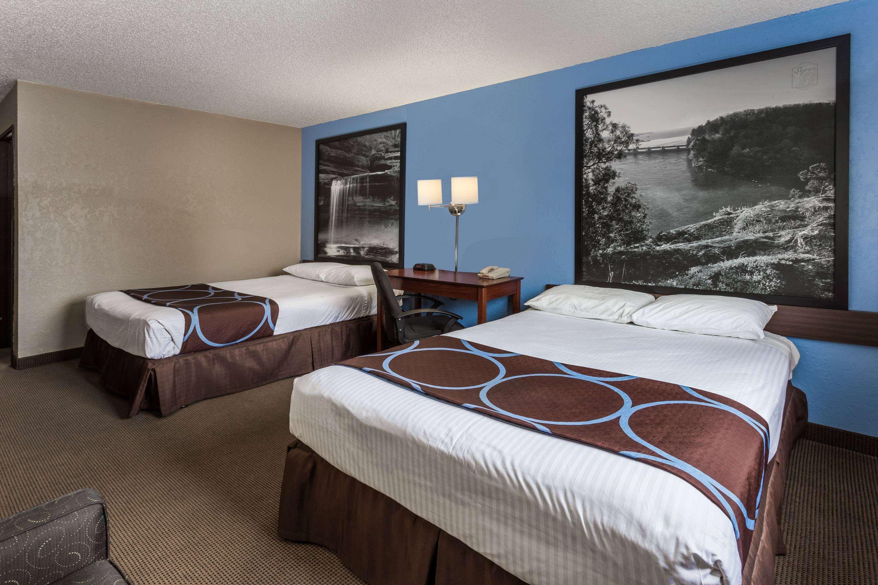 Super 8 By Wyndham Dubuque Motel Bagian luar foto
