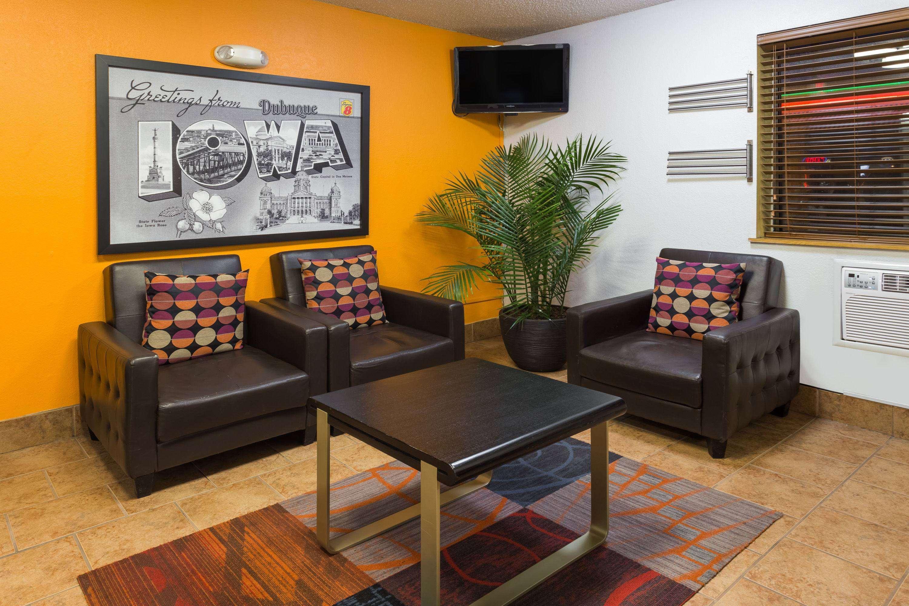 Super 8 By Wyndham Dubuque Motel Bagian luar foto