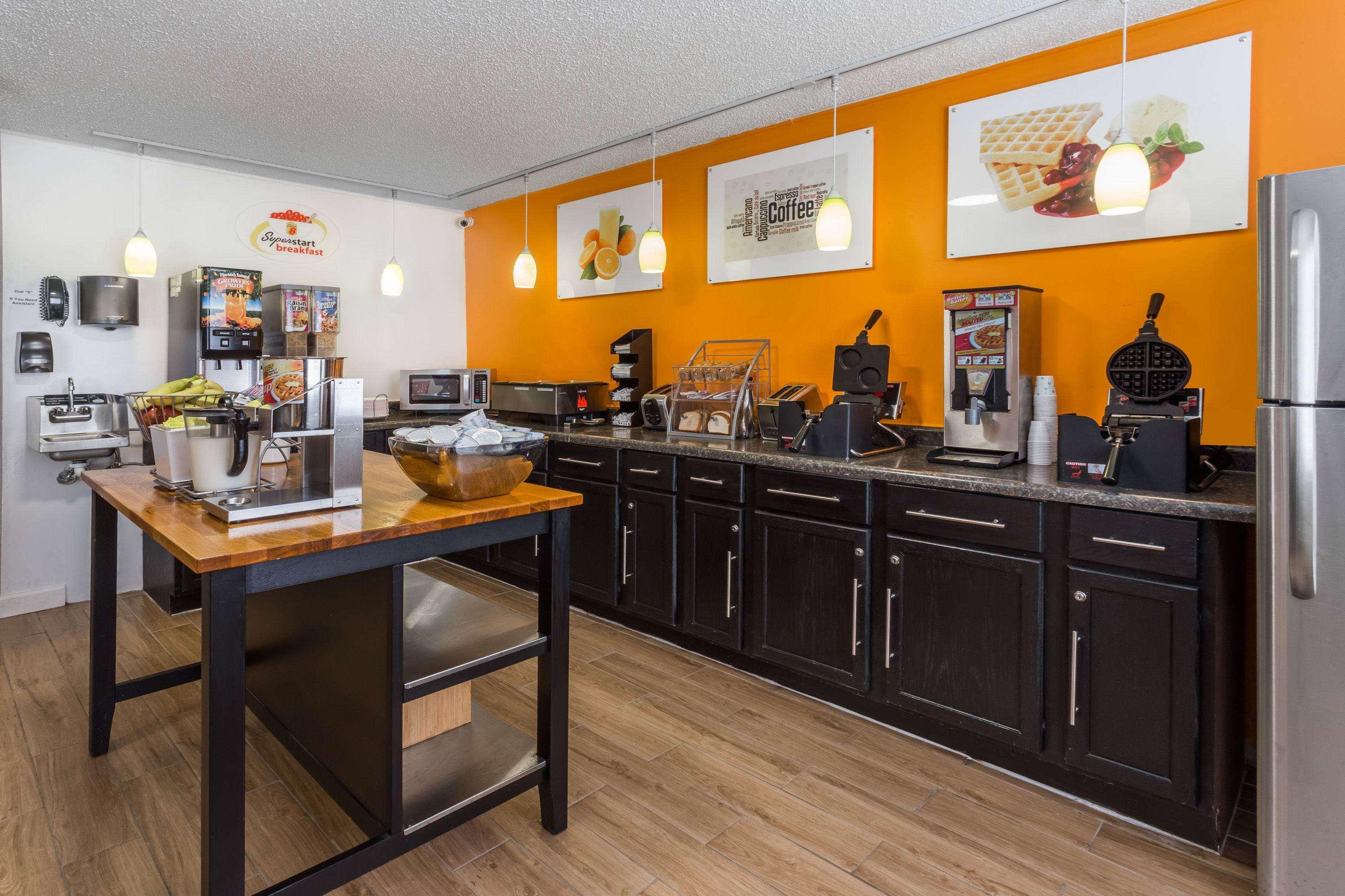 Super 8 By Wyndham Dubuque Motel Bagian luar foto