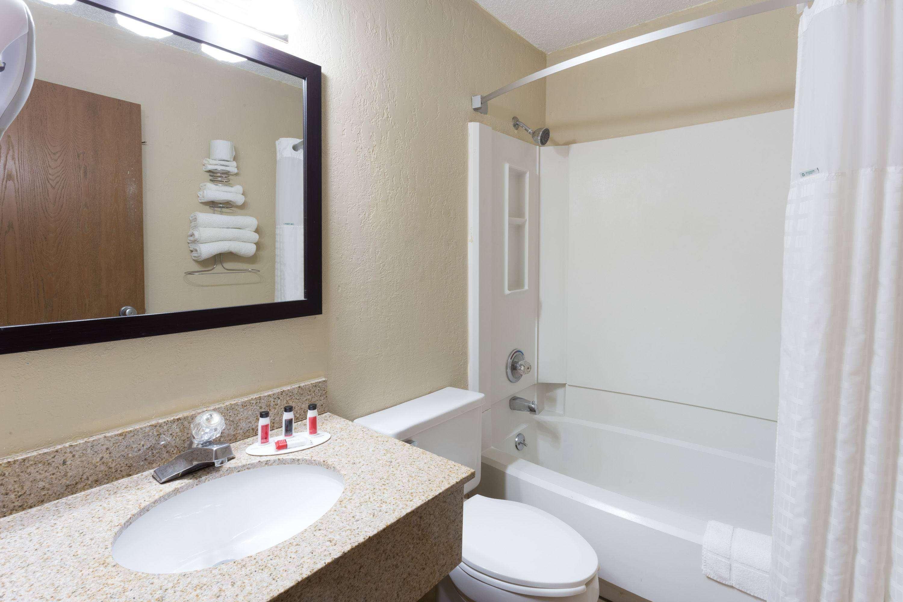 Super 8 By Wyndham Dubuque Motel Bagian luar foto