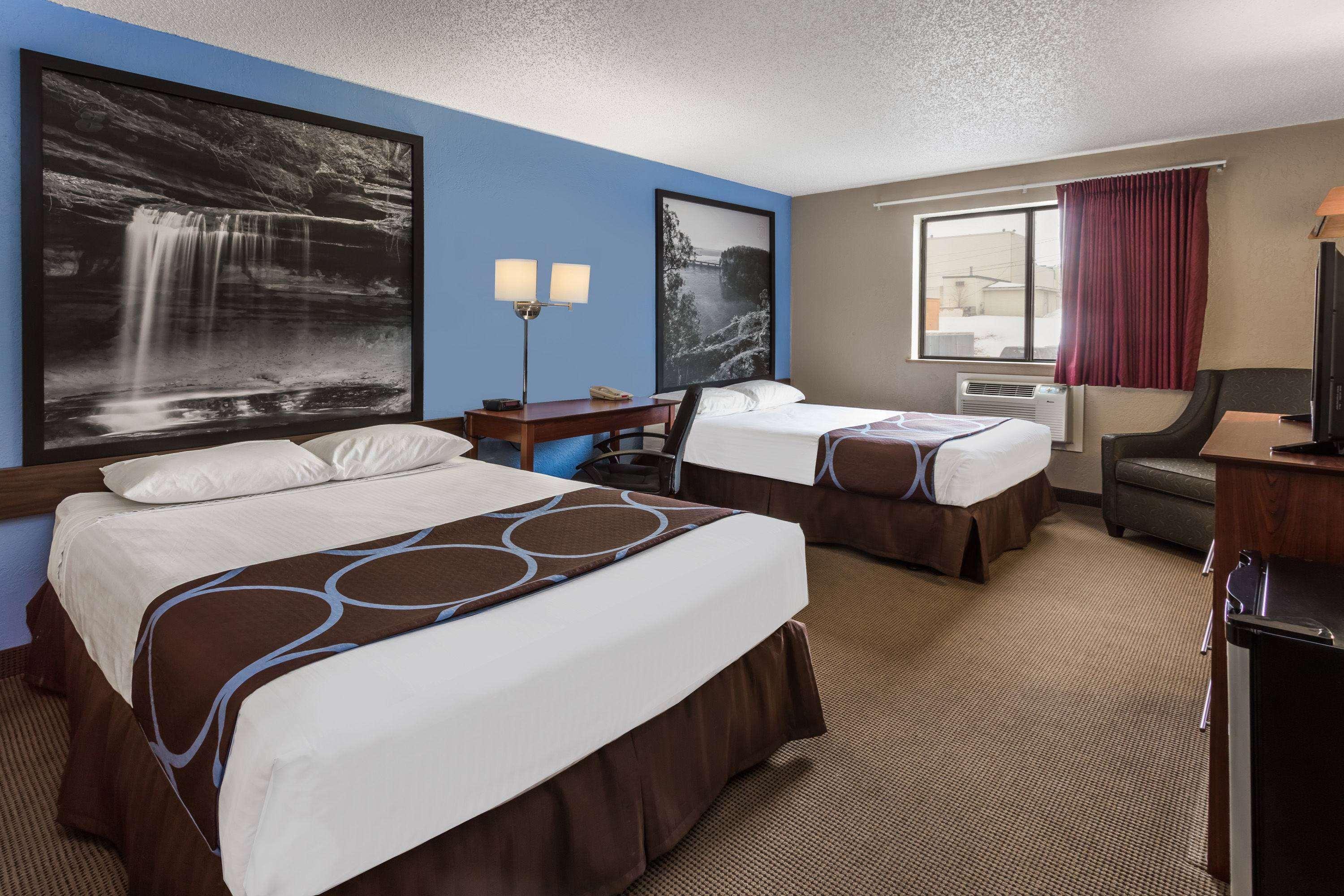 Super 8 By Wyndham Dubuque Motel Bagian luar foto