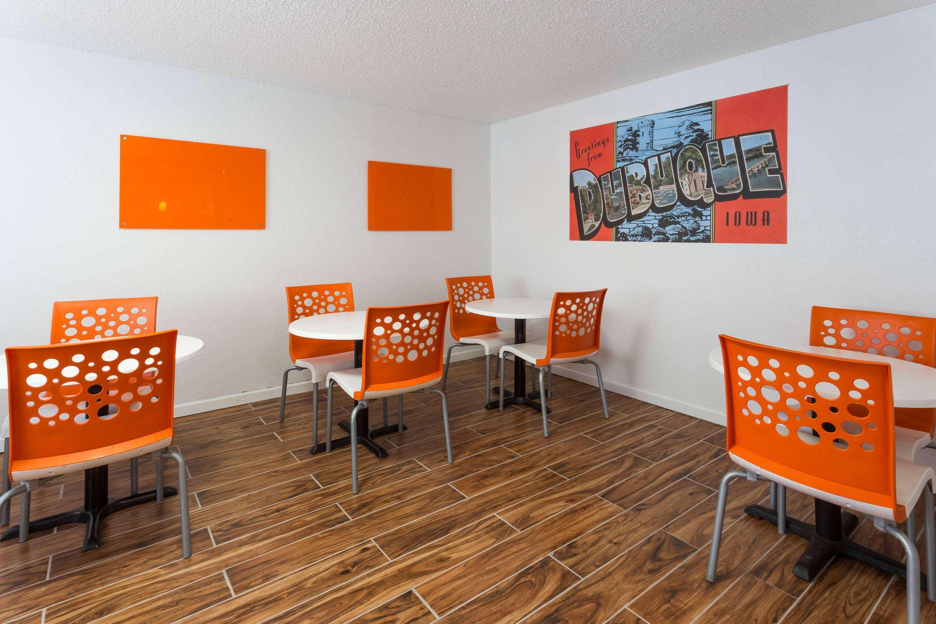 Super 8 By Wyndham Dubuque Motel Bagian luar foto