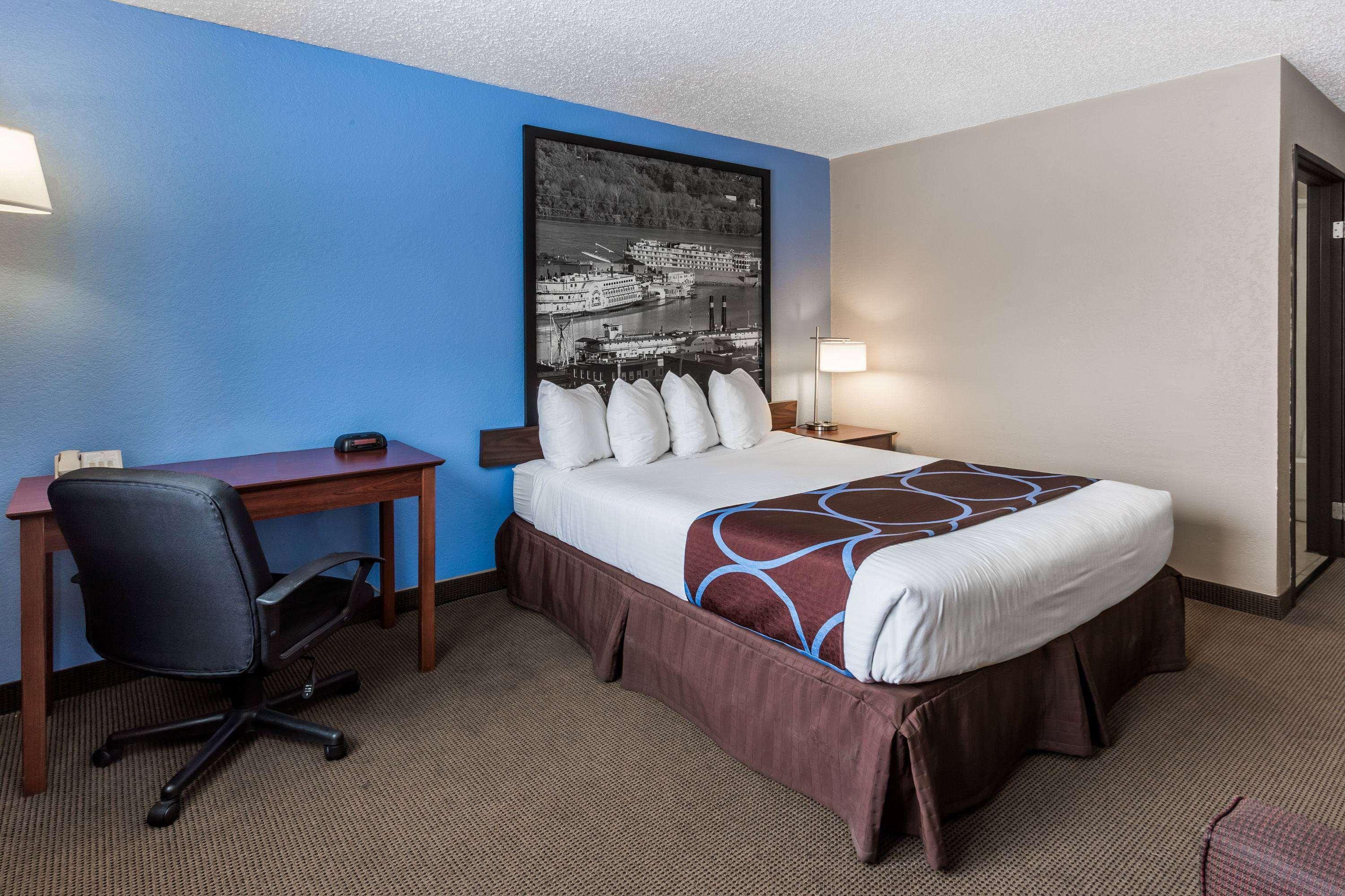 Super 8 By Wyndham Dubuque Motel Bagian luar foto