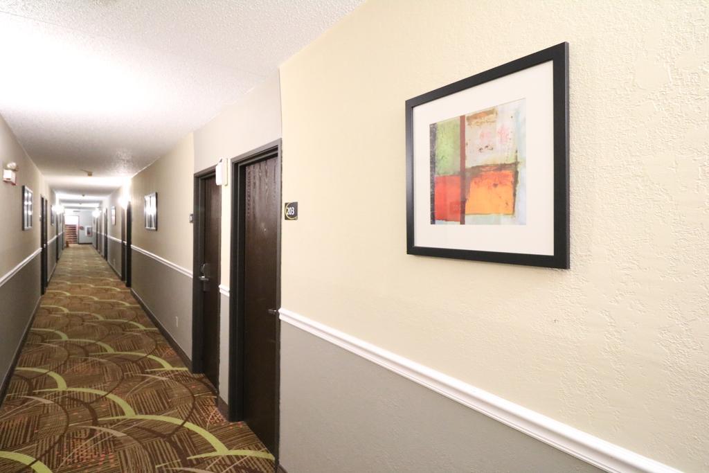 Super 8 By Wyndham Dubuque Motel Bagian luar foto