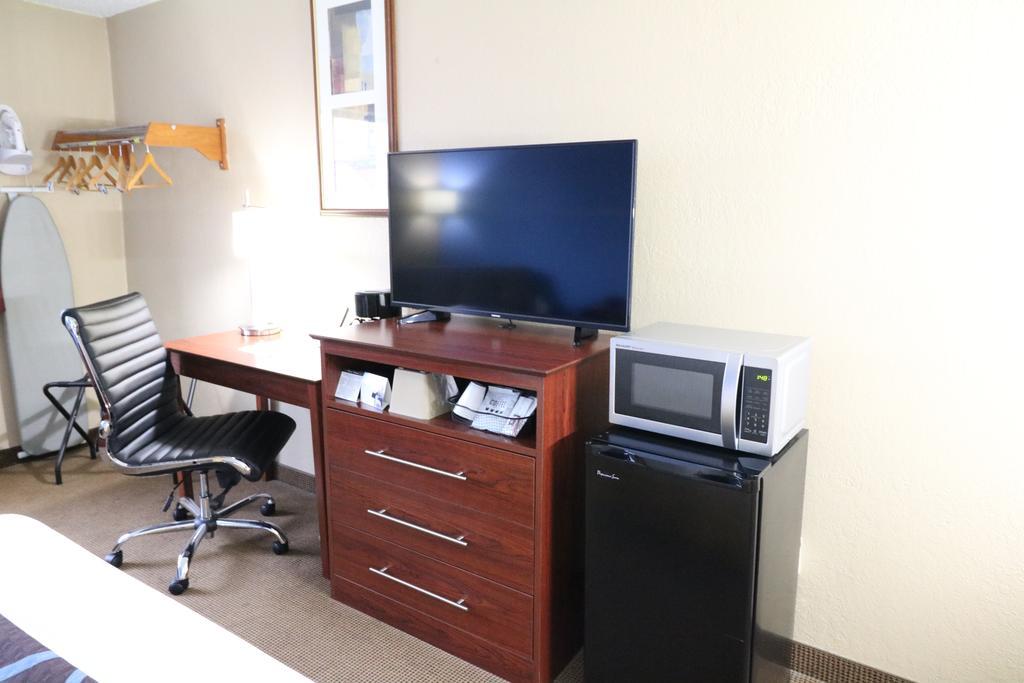 Super 8 By Wyndham Dubuque Motel Bagian luar foto