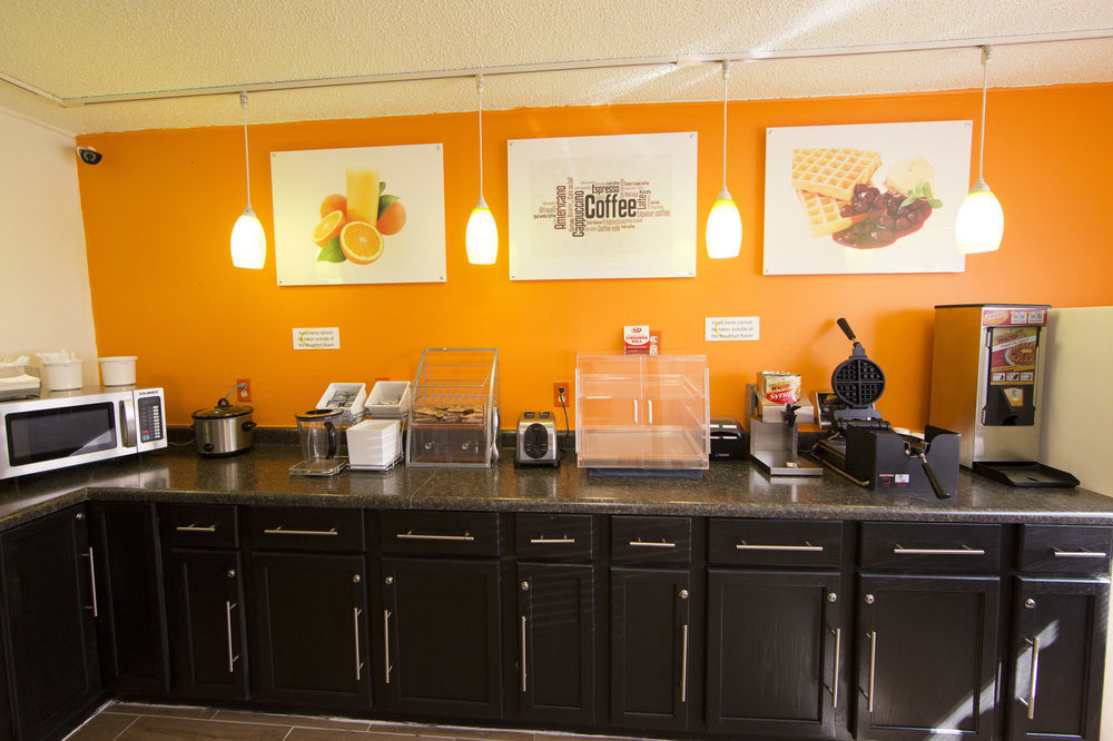 Super 8 By Wyndham Dubuque Motel Bagian luar foto