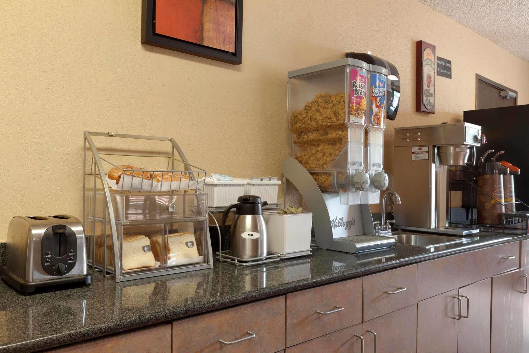 Super 8 By Wyndham Dubuque Motel Bagian luar foto
