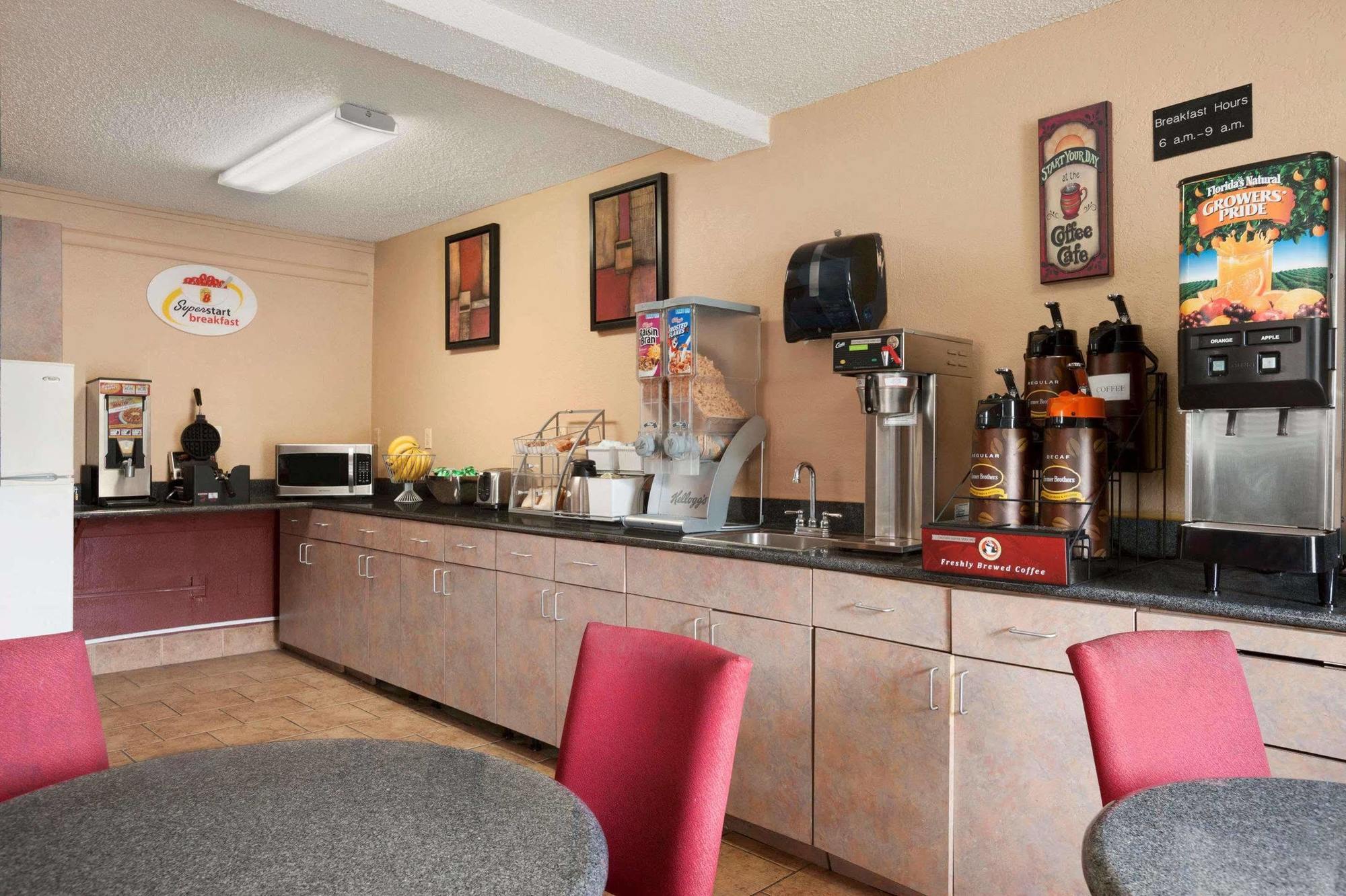 Super 8 By Wyndham Dubuque Motel Bagian luar foto