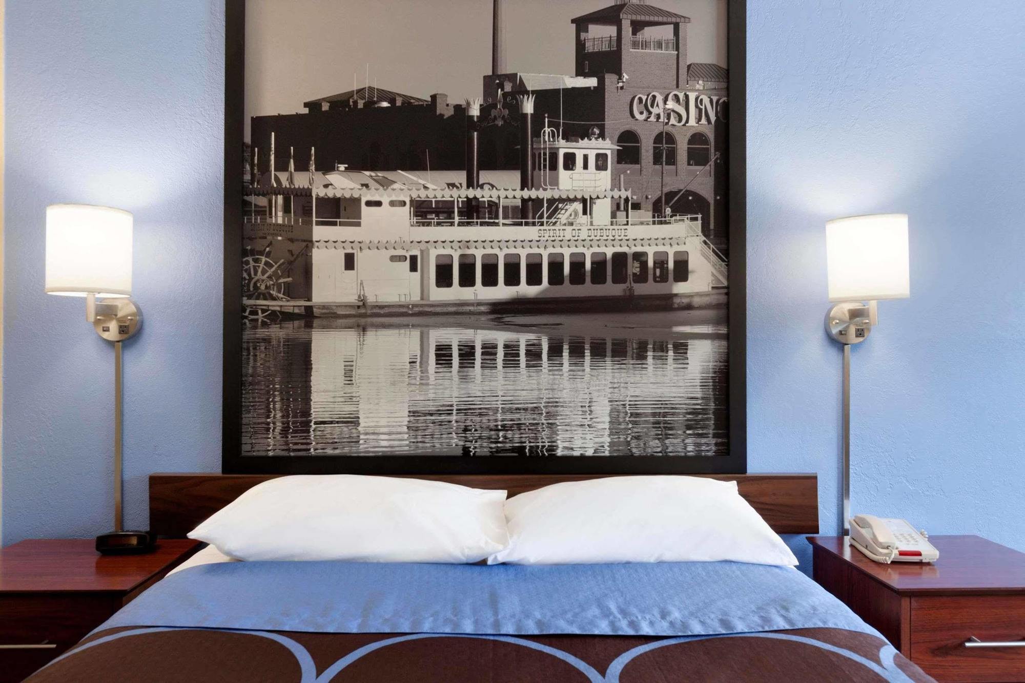 Super 8 By Wyndham Dubuque Motel Bagian luar foto