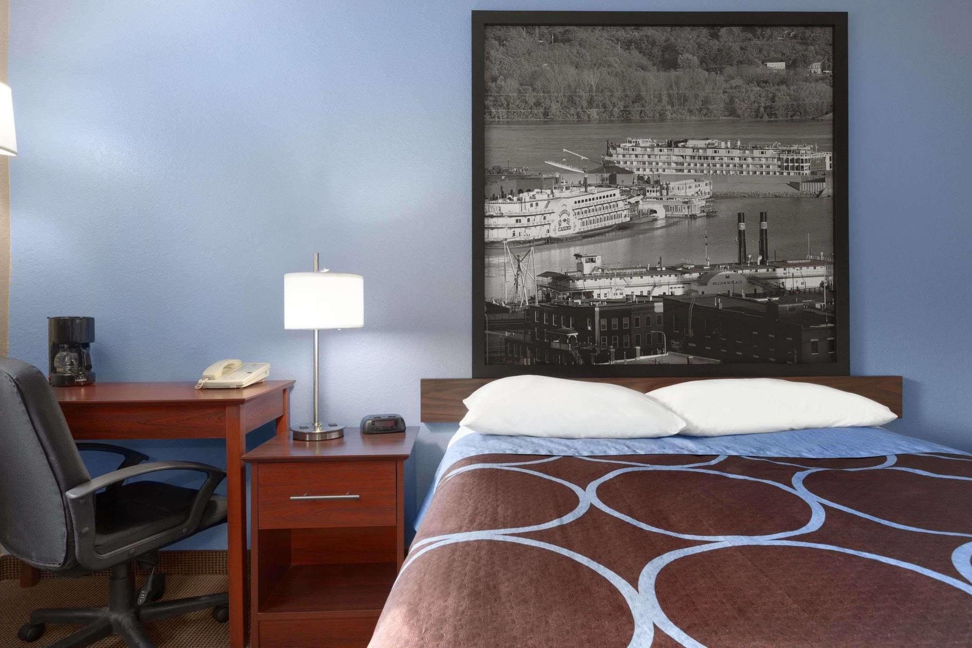 Super 8 By Wyndham Dubuque Motel Bagian luar foto