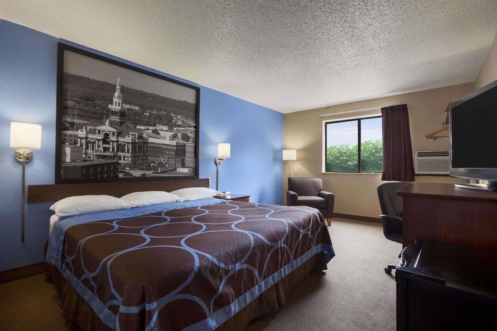 Super 8 By Wyndham Dubuque Motel Bagian luar foto