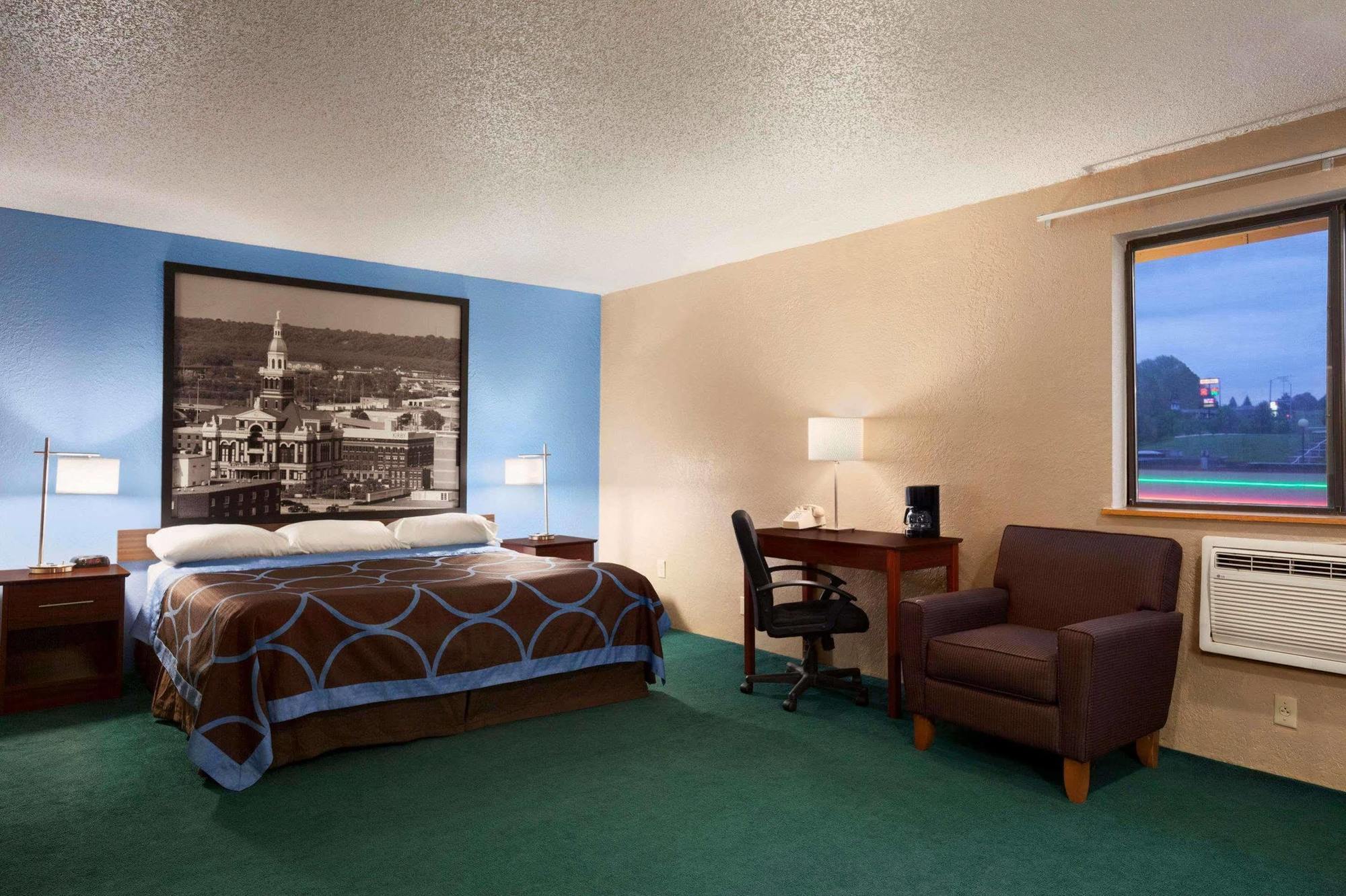 Super 8 By Wyndham Dubuque Motel Bagian luar foto