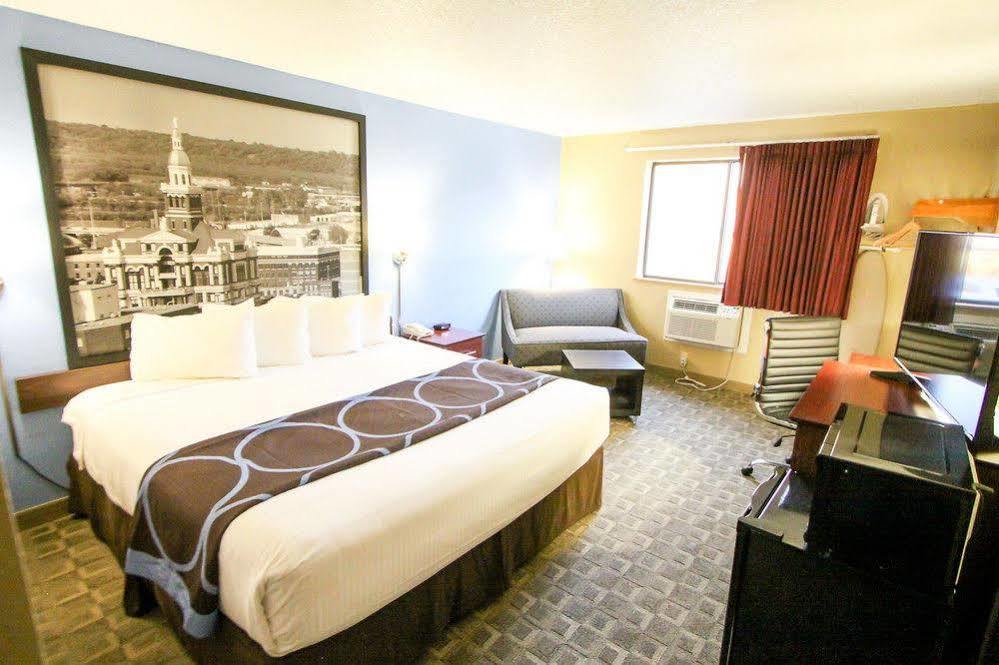 Super 8 By Wyndham Dubuque Motel Bagian luar foto