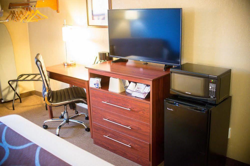 Super 8 By Wyndham Dubuque Motel Bagian luar foto