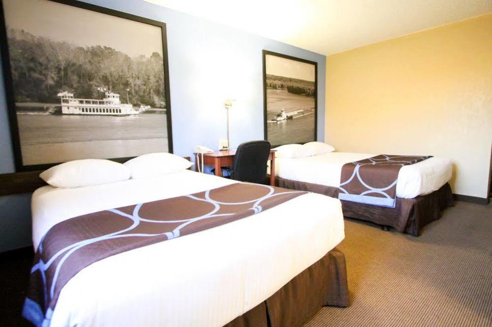 Super 8 By Wyndham Dubuque Motel Bagian luar foto