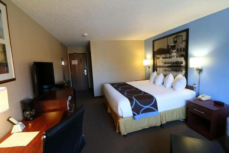 Super 8 By Wyndham Dubuque Motel Bagian luar foto