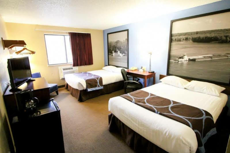 Super 8 By Wyndham Dubuque Motel Bagian luar foto